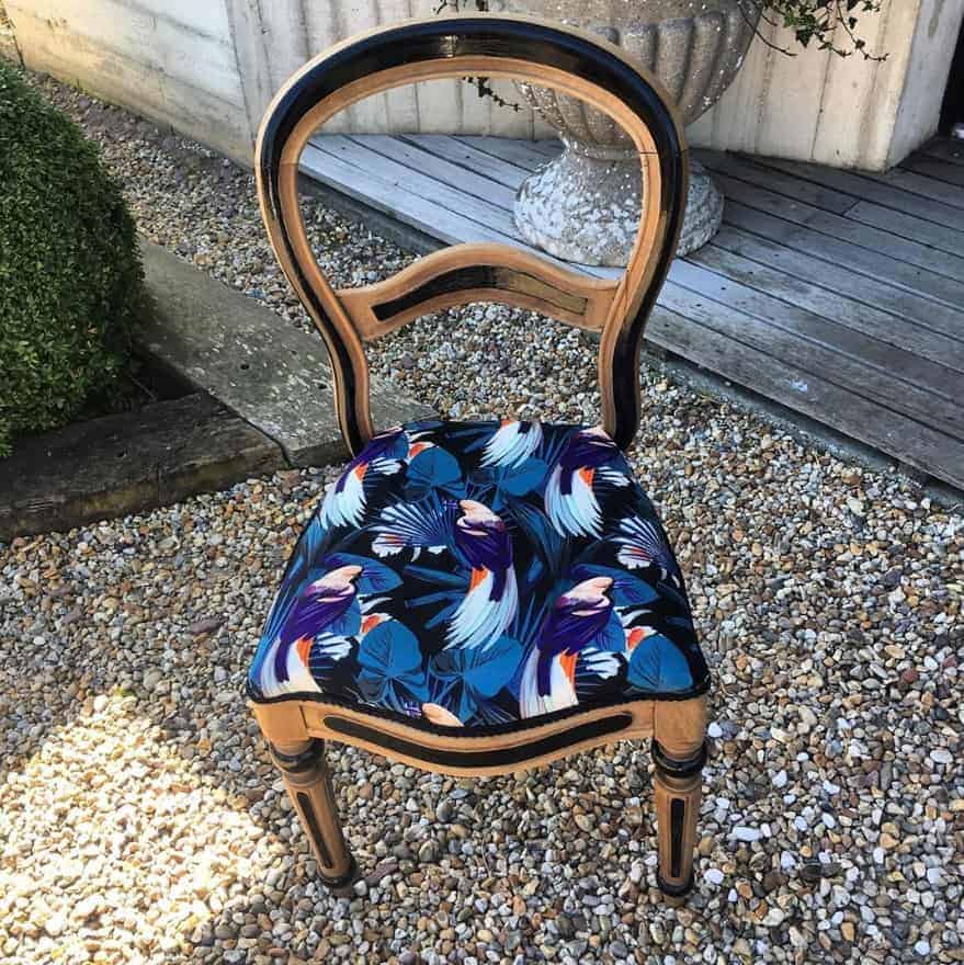 chaise retapissée avec un velours à motifs